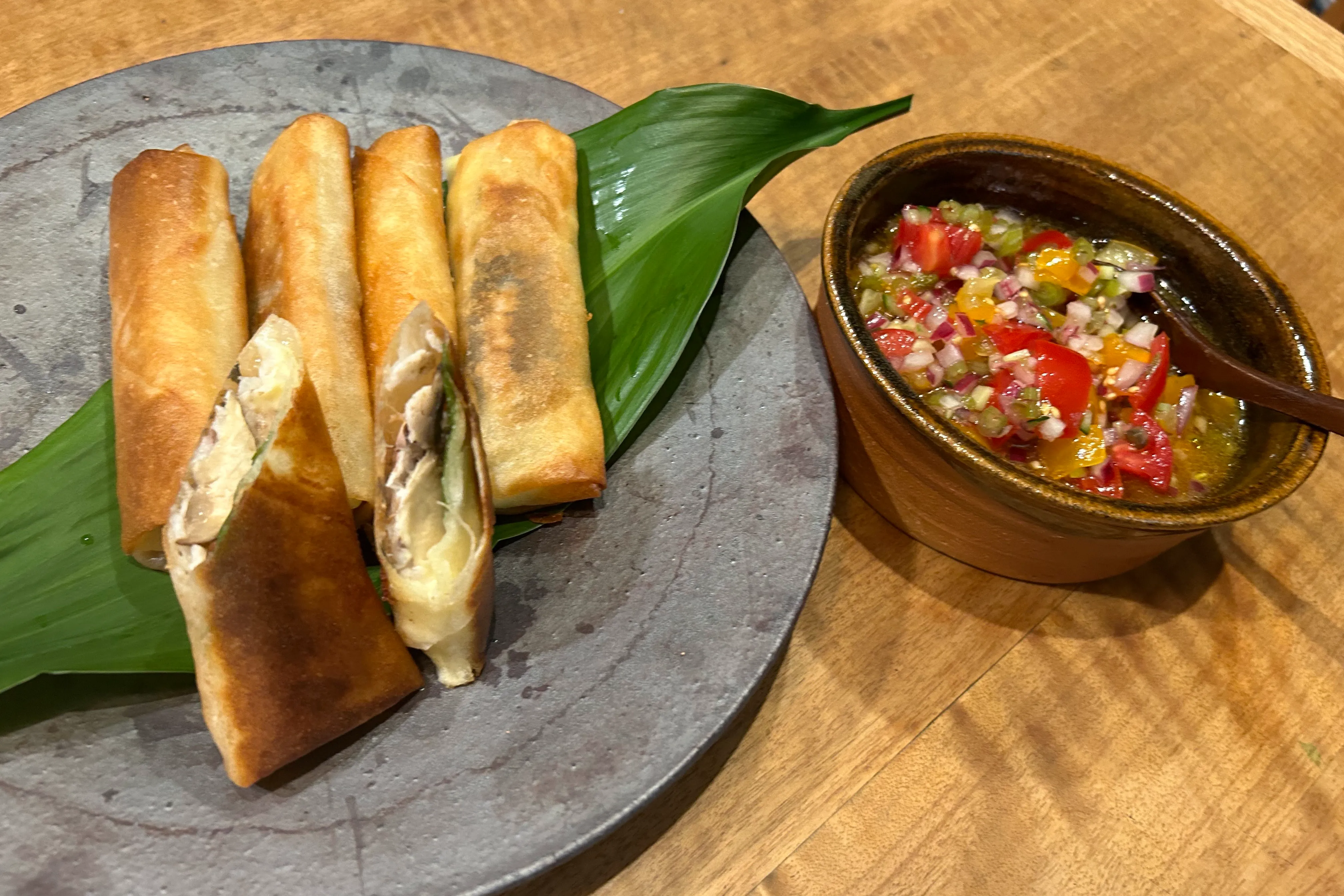 鯵のパリパリ春巻ワサビのくきと夏野菜のサルサ